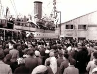 A warm welcome for the Hamefarers at Victoria Pier, 1960